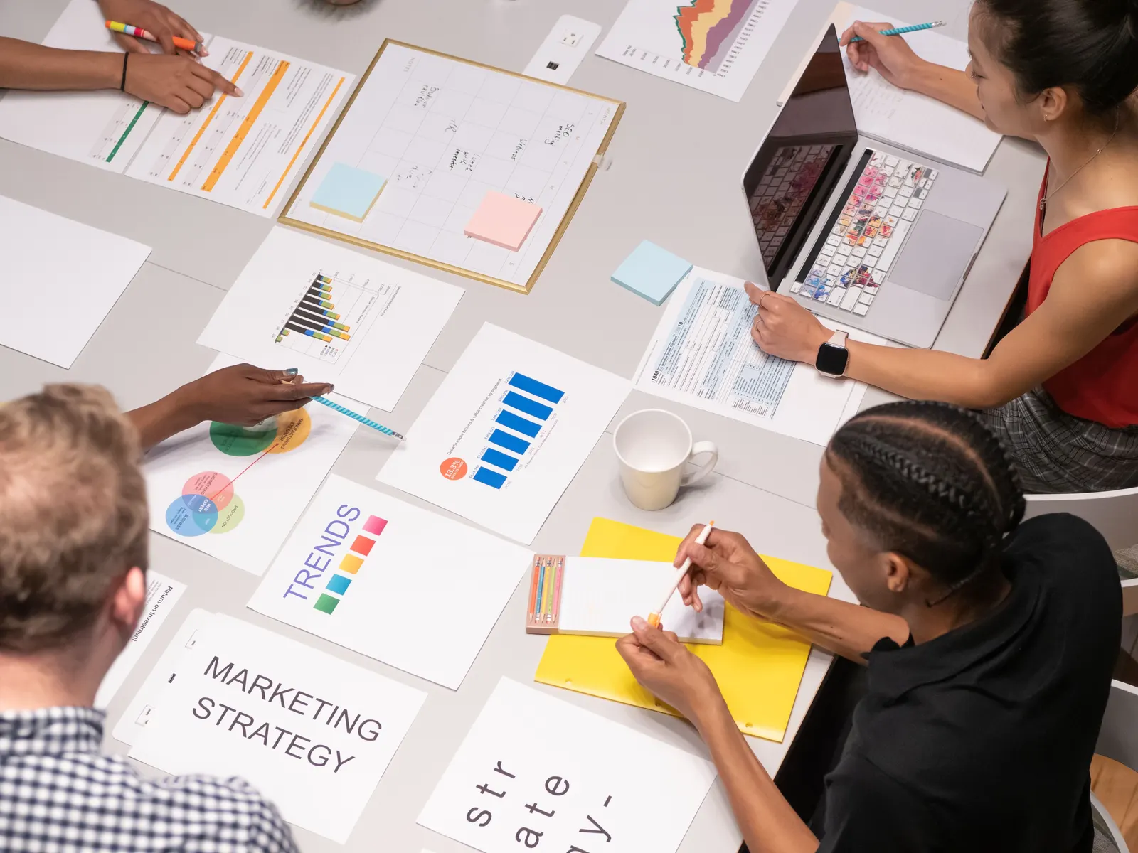 Team plant eine Marketingstrategie mit Notizzetteln auf dem Tisch